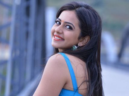 తల్లి తండ్రులతో రకుల్‌ ప్రీత్‌ (ఫొటో)