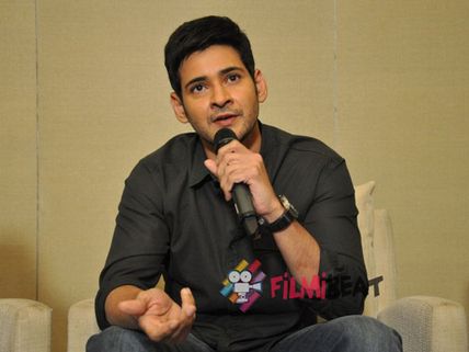 ఫొటోల హడావిడి: ఫ్యాన్స్‌కు క్లాస్ తీసుకున్న మహేష్ బాబు