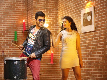 నవ్విస్తుంది... (ఎక్స్ ప్రెస్ రాజా రివ్యూ)