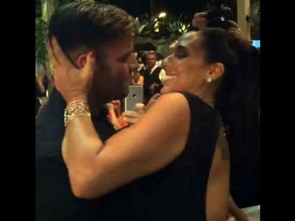 గే సింగర్ ముద్దు: వేలంలో 60 లక్షలకు దక్కించుకున్న లేడీ! (ఫోటోస్)