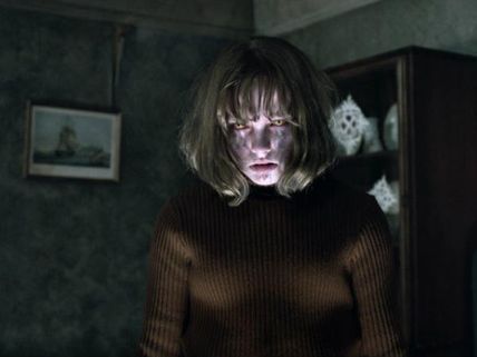 ఈ సినిమా చూసి కుక్కలు కూడా భయపడుతున్నాయి (వీడియో)