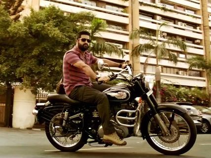 బట్ ఫర్ ఎ ఛేంజ్...అంటూ  'జనతాగ్యారేజ్' టీజర్ వచ్చేసింది..