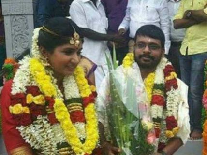 టీవీ యాంకర్ ని పెళ్లాడిన  డైరక్టర్, నాగ్ సినిమాకు పనిచేసాడు