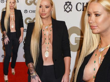 ‘బ్రా’ కూడా లేకుండా అవార్డు ఫంక్షన్లో.... హాట్ సింగర్ సంచలనం!