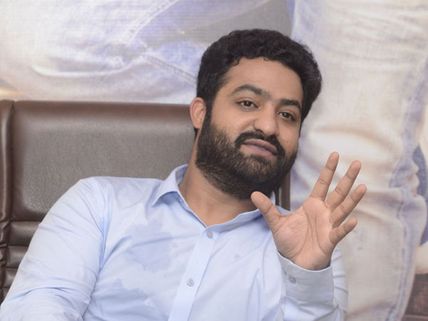 ఇదే హాట్ టాపిక్ : పవన్ కు డిజాస్టర్ ఇచ్చిన ఆ డైరక్టర్ తో ఎన్టీఆర్?