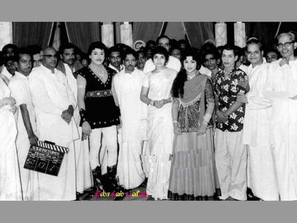 ఇప్పుడు శత్రువులే... కానీ ఒకప్పుడు..!? కరుణా నిధి జయలలిత (ఈ ఫొటేలే సాక్ష్యం) 