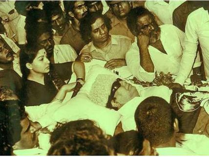 బాధాకరమైన రేర్ వీడియో: జయలలితను దారుణంగా...వెహికల్ నుంచి క్రిందకు నెట్టేస్తున్నప్పుడు