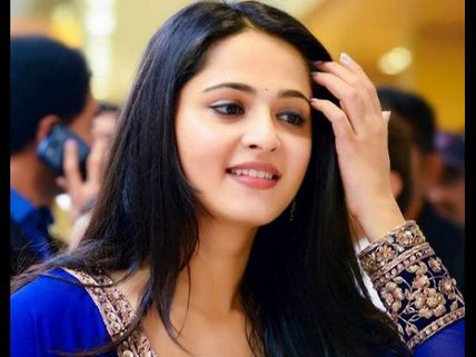 నాన్న కోసం... అనుష్కను లైన్లో పెడుతున్న రామ్ చరణ్!