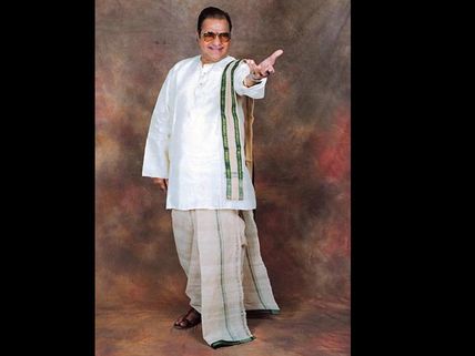 ఎన్టీఆర్‌ జీవితచరిత్రపై బాలయ్య సినిమాకి  డైరక్టర్, నిర్మాత ఎవరంటే...