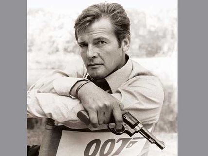జేమ్స్ బాండ్ యాక్టర్ సర్ రోజర్ మూర్ కన్నుమూత
