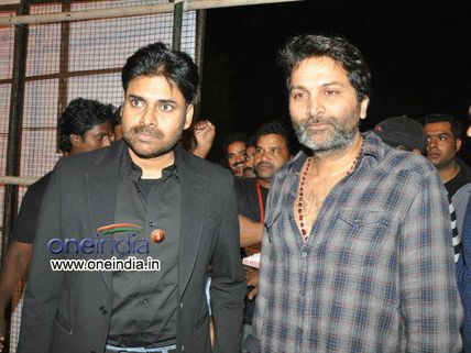 పవర్ స్టార్ సినిమాకు క్రేజీ టైటిల్.. రామోజీలో దుబాయ్ మేడ.. పవన్ కోసం త్రివిక్రమ్ భారీ సెట్..