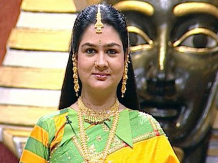 టీవీ షోలో తాగి వచ్చి, బూతు పంచాంగం: హీరోయిన్ పై కేసు నమోదు (వీడియో) 