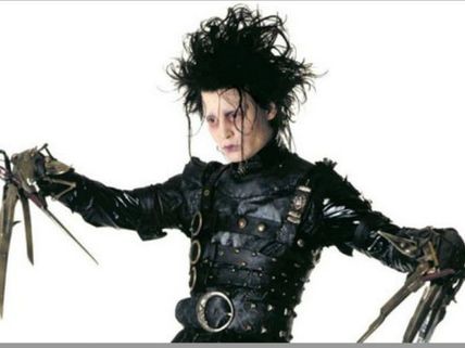 నడీ రోడ్డుపై నటి మీద కత్తెరలతో దాడి: రోడ్డంతా రక్త సిక్తం 