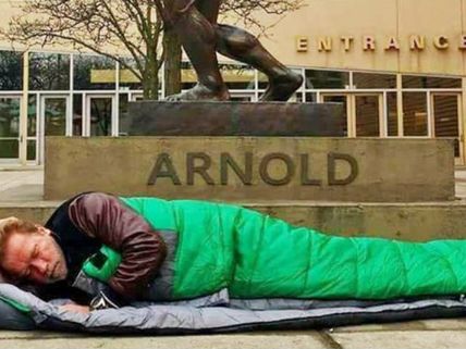 కాలం ఇలా పగబట్టింది: నడీ రోడ్డు మీద తన విగ్రహం ముందే స్టార్ హీరో నిద్ర 