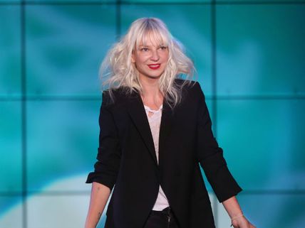 డబ్బులెందుకు దండగ..? ఇదిగో ఫ్రీగా నగ్న ఫోటోస్.... సింగర్ సంచలనం!