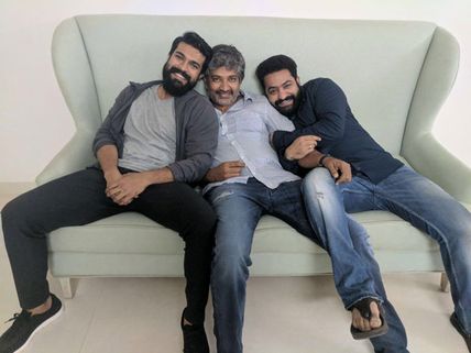 ఇదెక్కడి కాంబినేషన్ రా బాబూ.. సోషల్ మీడియాకు నిప్పుపెట్టారు.. చెర్రీ, జక్కన, తారక్ ఫోటో వైరల్