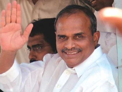 అందుకే పక్క ఇండస్ట్రీకి... ‘వైఎస్ బయోపిక్’ వెనక షాకయ్యే విషయాలు?