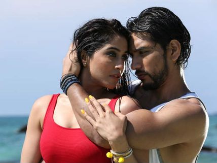 హాట్ పిక్స్: రెజీనా ఇంత హాట్‌గానా.. చంపేసింది, యువ హీరోతో రొమాంటిక్ విన్యాసాలు! 