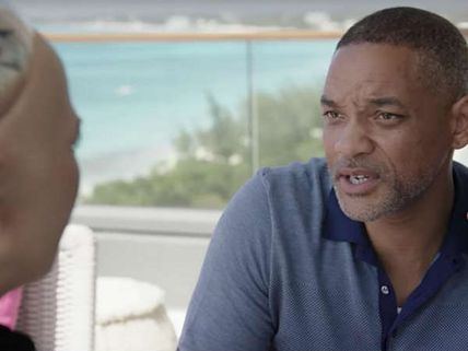 రోబోతో రొమాన్స్ చేయబోయిన హీరో, చివరకు ఏమైందంటే... (వీడియో)