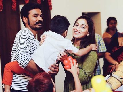 రజనీ ఇంట్లో సందడి, ధనుష్ కూడా జాయిన్ అవ్వడంతో ఫుల్‌జోష్ (ఫోటోస్)