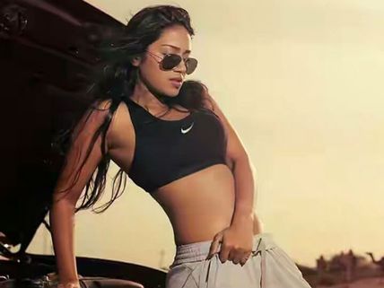 నివేతా పేతురాజ్ టోకరా.. భలే ఝలక్ ఇచ్చిందే..