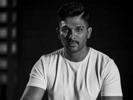 బన్నీ కోసం ముగ్గురు క్రేజీ డైరెక్టర్స్.. నెక్స్ట్ ప్రాజెక్ట్ అతడితోనే.. జులాయి, రేసుగుర్రం లాంటి హిట