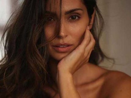 బాయ్‌ఫ్రెండ్ చేతిలో బుక్కైన హాట్ బ్యూటీ.. తలవంచక తప్పలేదు (వీడియో)!