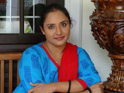 నటికి డైరెక్టర్ వేధింపులు: ఫిర్యాదు చేయడంతో తొలగింపు... రచ్చరచ్చ!