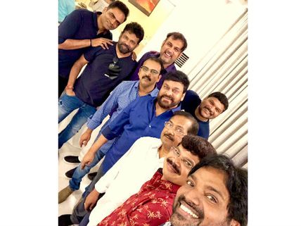 వైరల్ అవుతున్న మెగా సెల్ఫీ.. స్టార్ డైరెక్టర్స్‌తో చిరంజీవి! 