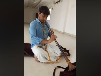 వీడు అసాధ్యుడే.. గీత గోవిందాన్ని ఎలా వాయించాడో చూడండి..