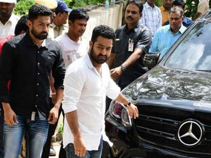  మేమంతా నాన్న పిచ్చోళ్లం....  వైరల్ అవుతున్న జూ ఎన్టీఆర్ ఓల్డ్ కామెంట్స్!