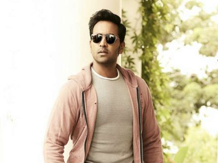 మంచు ఫ్యామిలికి షాకిచ్చిన డైరెక్టర్.. రాత్రికి రాత్రే..