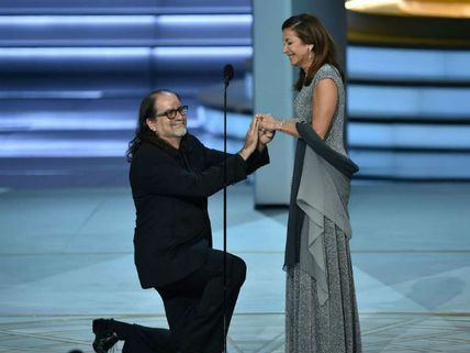  నువ్వు నా భార్యగా ఉండాలి: అవార్డ్స్ ఫంక్షన్లో ప్రియురాలికి ప్రపోజ్ చేసిన డైరెక్టర్!