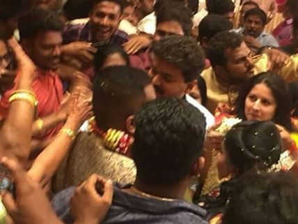 అభిమానుల తోపులాటలో స్టార్ హీరో విజయ్‌కి గాయాలు.. పోలిసుల లాఠీ చార్జ్!