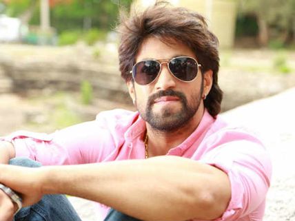 ఇల్లు ఖాళీ చేయాలంటూ స్టార్ హీరోకు షాకిచ్చిన కోర్టు!