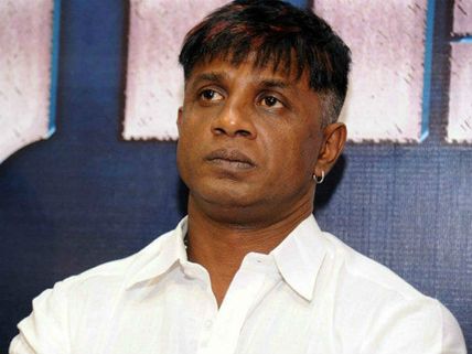 నాన్న, ఆయన స్నేహితుడు నన్ను దారుణంగా కొట్టారు.. స్టార్ హీరోపై కేసు పెట్టిన కుమార్తె! 