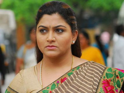 నన్ను కాపాడింది ఆయనే.. ఎంతో మంది హీరోయిన్స్‌తో కలసి.. నటి ఖుష్బూ!