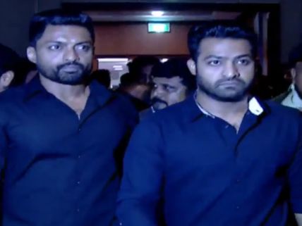 అరవింద్ సమేత ఆడియో: గంభీరంగాఎన్టీఆర్ ఎంట్రీ... అన్నయ్య చేయి పట్టుకుని, బాధను దిగమింగి..