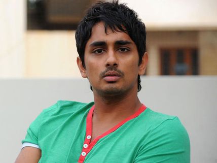 నీలాంటి ఇడియెట్స్ ఉండబట్టే.. సిద్ధార్థ్‌కు చుక్కలు చూపించిన నెటిజన్లు!  