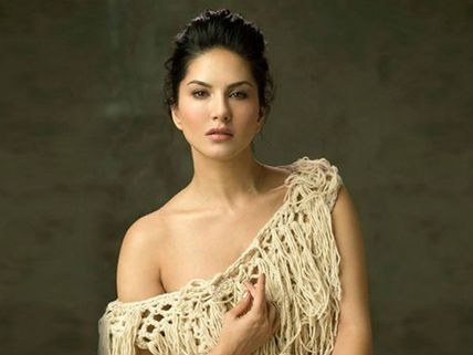 సన్నిలియోన్‌కు సెగ.. చెప్పుల దండతో నిరసన.. దిష్టిబొమ్మ దగ్ధం!