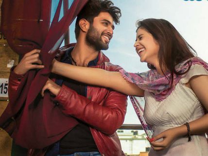 రష్మికని మించేలా.. విజయ్ దేవరకొండతో ప్రియాంక రొమాన్స్.. దూసుకుపోతున్న వీడియో! 