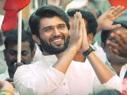 నాకు ఏ ముఖ్యమంత్రి ఇష్టమంటే.. ఆ పార్టీలకు నోటా అంటే భయం.. విజయ్ దేవరకొండ