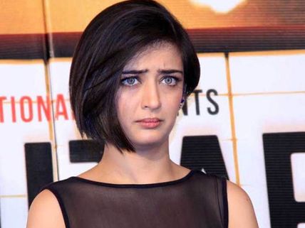 నా ప్రైవేట్ ఫోటోలు లీక్ చేశారు.. వాళ్ళందరిని బయటకు తీస్తా.. అక్షర హాసన్ వార్నింగ్! 