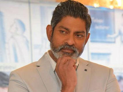 రామ్ చరణ్ తీరుతో జగపతి బాబు ఆశ్చర్యం, వందల వందని ఎంతో జాగ్రత్తగా...