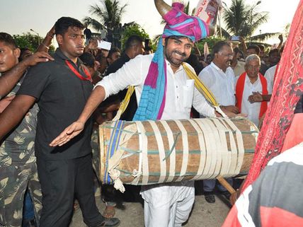 డప్పుల శబ్దం వినగానే పవన్ కళ్యాణ్‌కు పూనకం... (డాన్స్ వీడియో)