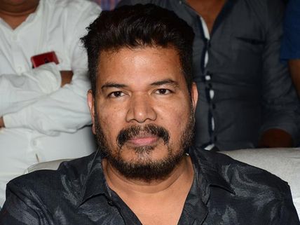 రాత్రి వేళ సెల్‌ఫోన్‌లు గుంపుగా.. 2.0 కథ, హాలీవుడ్ సినిమాలన్నీ కాపీనే.. శంకర్!