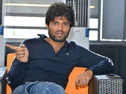 పైరసీ చేసి.. సారీ అని మెసేజ్.. టాక్సీవాలాకు ఢోకాలేదు.. విజయ్ దేవరకొండ