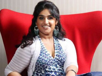 కూతురుపై తండ్రి ఫిర్యాదు.. హీరోయిన్ అరెస్ట్.. రహస్య ప్రాంతానికి తరలింపు