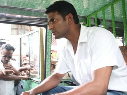  తాళాలు బద్దలు కొట్టే ప్రయత్నం చేసిన హీరో విశాల్ అరెస్ట్, పరిస్థితి ఉద్రిక్తం!