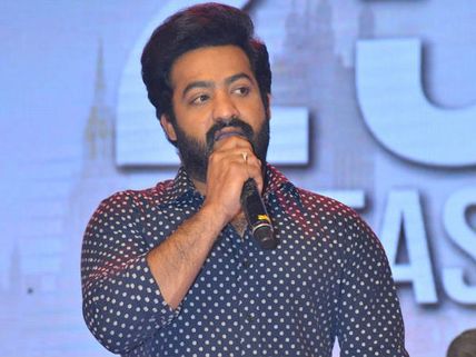 ఆ పరిస్థితి చూసి బాధపడ్డాను.. దేవుడా సక్సెస్ ఇవ్వుమని కోరుకొన్నా.. మిస్టర్ మజ్ను వేడుకలో ఎన్టీఆర్